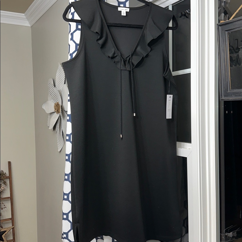 Sz. L🇨🇦⭐️Tribal Black V Neck Ruffle Stretch Dress. PTP 21” 37” L